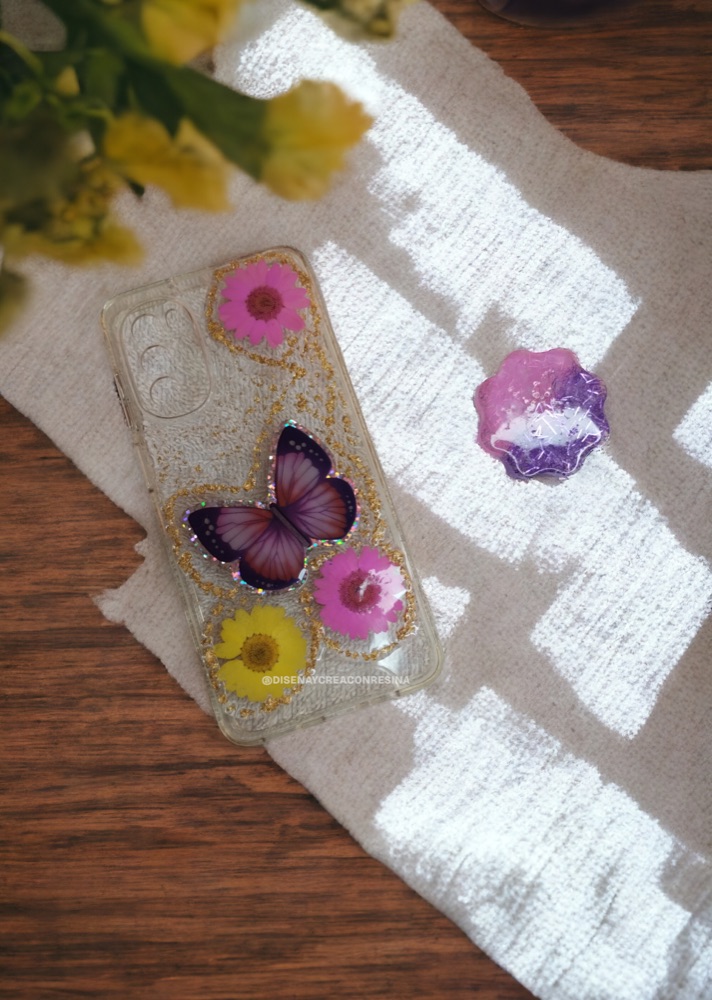 Separador de libros de resina con mariposa y flores secas.