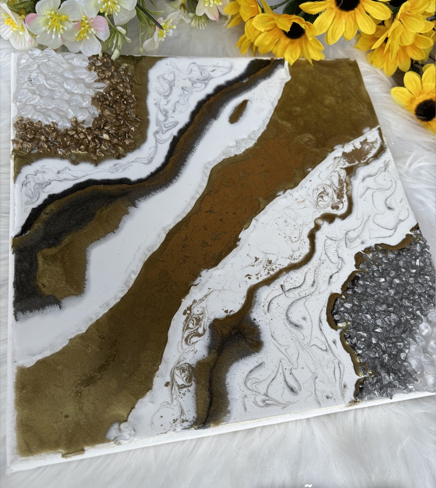 Cuadro de resina estilo geoda en tonos dorados y blancos.